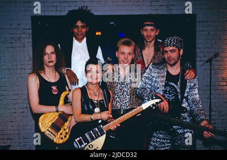 INA Reforce, deutsche Pop, Rock und chanson Sängerin und Liedermacerin, hier mit Band, Deutschland, 1993. INA dissuasif, Pop allemande, chanteur de rock et auteur-compositeur, ici avec son groupe, Allemagne, 1993. Banque D'Images