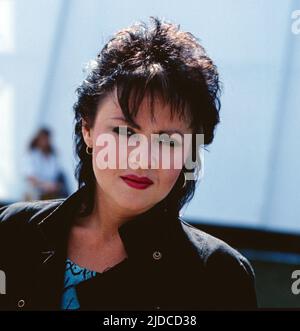 INA Reforce, deutsche Pop, Rock und chanson Sängerin und Liedermacerin, Portrait, Deutschland, 1986. INA dissuadant, Pop allemande, chanteur de rock et auteur-compositeur, portrait, Allemagne, 1986. Banque D'Images