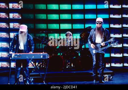 ZZ Top, amerikanische Rockband, Lanier Greig, Claviers, Frank Beard, Schlagzeug, Dusty Hill, Sänger und E-assistance, Auftritt, Allemagne, 1987. ZZ Top, American Rock Band, Lanier Greig, Claviers, Frank Beard, Batterie, Dusty Hill, chanteur et E-basset, performance en Allemagne, 1987. Banque D'Images