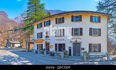 GERRA, SUISSE - MARCH27, 2022: Vue panoramique de l'hôtel et du restaurant d'époque, situé dans la Valle Verzasca, sur 27 mars à Gerra Banque D'Images
