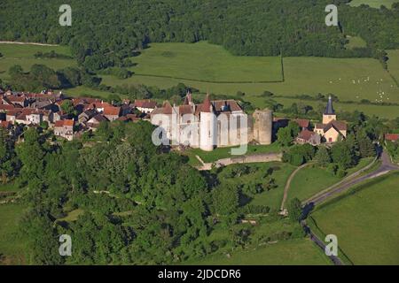 France, Côte-d'Or, châteauneuf-en-Auxois, village marqué les plus Beaux villages de France (vue aérienne) Banque D'Images