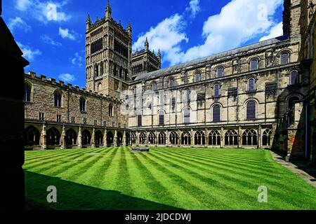 La cathédrale de Durham est dotée de cloîtres quadrangles internes contre l'herbe fraîchement coupée et le ciel bleu avec nuage de cumulus Banque D'Images