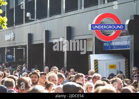 Londres, Royaume-Uni - 17 juin 2022 - une foule de passagers de train ont dû attendre devant la gare d'Euston en raison d'une fermeture temporaire du service Banque D'Images
