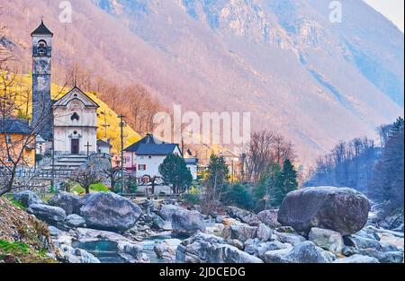 Le petit village de montagne Lavertèzzo avec pittoresque église historique Santa Maria degli Angeli (Sainte Marie des Anges) sur la rive de la rivière Verzasca avec Banque D'Images