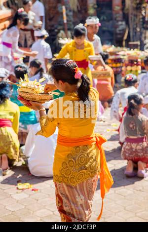 Femme balinais apportant des offrandes à un temple au cours de Galungan, Kesiman, Bali Banque D'Images