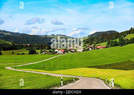 Route de campagne à Oberallgäu près de Kempten, Swabia, Bavière, Allemagne, Europe Banque D'Images