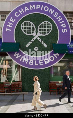 New Bond Street, Londres, Royaume-Uni. 20th juin 2022. La façade du magasin Ralph Lauren est décorée pour les championnats de tennis de Wimbledon qui se dérouleront à partir de 27 juin - 10 juillet 2022. Crédit : Malcolm Park/Alay Live News Banque D'Images