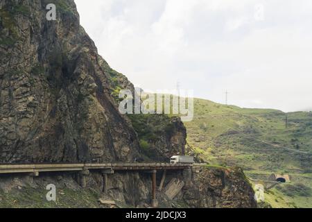 Route dans la gorge de Dariali, Kazbegi, Géorgie. Photo de haute qualité Banque D'Images