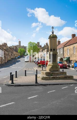 Warkworth Northumberland, vue en été de la propriété dans Castle Street dans le centre du village de Warkworth, Northumberland, Angleterre, Royaume-Uni Banque D'Images