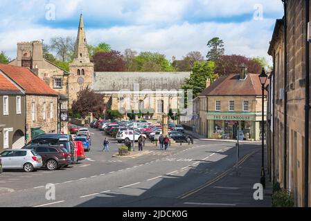 Warkworth Northumberland, vue à la fin du printemps de Dial place et de l'église Saint-Laurent dans le centre du village de Warkworth, Northumberland, Angleterre, Royaume-Uni Banque D'Images