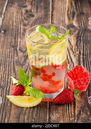 Mojito à la fraise et au boba Banque D'Images