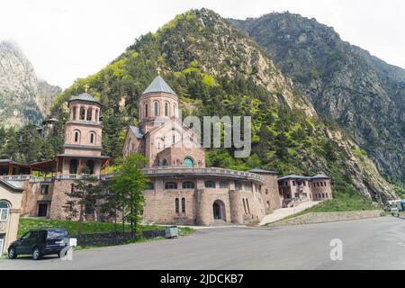 Le complexe du monastère de Dariali est situé à Kazbegi, en Géorgie. Photo de haute qualité Banque D'Images