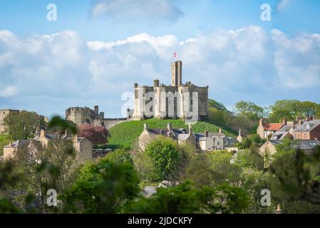 Château de Warkworth Northumberland Royaume-Uni, vue sur le château médiéval partiellement en ruines situé au sommet d'une colline dans Warkworth Village, Northumberland, Angleterre, Royaume-Uni Banque D'Images