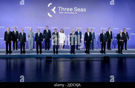 21 mai 2022, Lettonie, Riga: Gitanas Nauseda (l-r), président de la Lituanie, Scott Nathan, président du conseil d'administration de l'US Development Finance Corporation, Alexander Van der Bellen, président de l'Autriche, Olena Kostiantynivna Kondratiuk, vice-présidente du Parlement ukrainien, Andrzej Duda, président de la Pologne, Andrej Plenkovic, premier ministre de Croatie Borut Pahor, Président de la Slovénie, Katalin Novak, Président de la Hongrie, Egils Levits, Président de la Lettonie, Alar Kare, Président de l'Estonie, Klaus Iohannis, Président de la Roumanie, Milos Vystrcil, président du Sénat de la République tchèque Banque D'Images