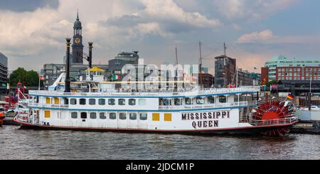 Hambourg, Allemagne - 12 juillet 2011 : excursion en bateau à aubes sur l'Elbe au port de Hambourg Banque D'Images