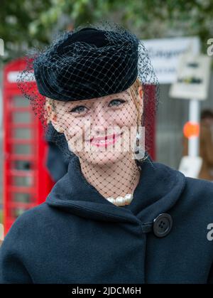 Belle fille dans le costume d'époque des années 1950 et chapeau cloué en filet, à la réunion de Goodwood Revival 2013. Banque D'Images