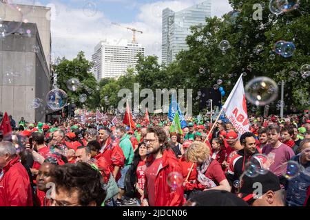 L'illustration montre une démonstration nationale de syndicats socialistes (ABVV-FGTB), chrétiens (ACV-CSC) et libéraux (ACLVB-CGSLB), défendant le pouvoir d'achat et demandant une modification à la loi sur les normes salariales de 1996 qui réglemente l'évolution des salaires en Belgique, lundi 20 juin 2022, à Bruxelles. BELGA PHOTO NOE ZIMMER Banque D'Images