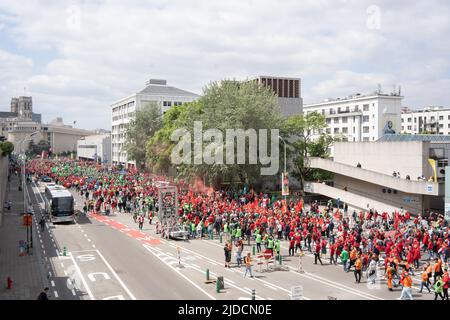 L'illustration montre une démonstration nationale de syndicats socialistes (ABVV-FGTB), chrétiens (ACV-CSC) et libéraux (ACLVB-CGSLB), défendant le pouvoir d'achat et demandant une modification à la loi sur les normes salariales de 1996 qui réglemente l'évolution des salaires en Belgique, lundi 20 juin 2022, à Bruxelles. BELGA PHOTO NOE ZIMMER Banque D'Images