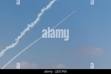 Gaza, Palestine. 19th juin 2022. Des roquettes vues dans le ciel ont tiré vers la mer Méditerranée lors d'une manœuvre militaire organisée par Saraya Al-Quds, l'aile militaire loyale au Jihad islamique. Saraya Al-Quds les militaires loyaux au Jihad islamique ont organisé une manœuvre militaire à Gaza en vue de toute escalade attendue de la part de l'armée israélienne dans la bande de Gaza. Crédit : SOPA Images Limited/Alamy Live News Banque D'Images