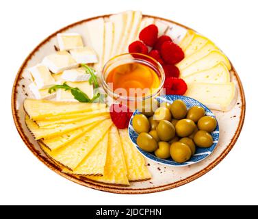 Différents types de fromage, miel, framboises et olives Banque D'Images
