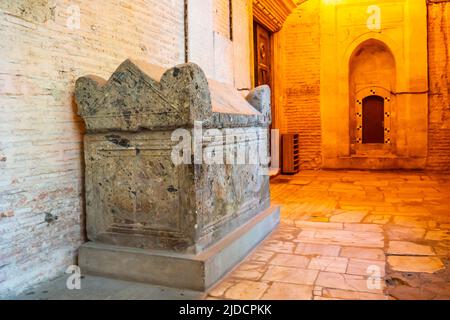 Tombe en pierre dans la basilique Sainte-Sophie. La Grande Mosquée et autrefois l'Église est une destination populaire parmi les pèlerins et les touristes d'Istanbul, en Turquie Banque D'Images