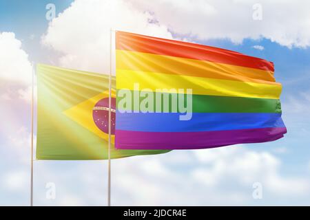 Ciel bleu ensoleillé et drapeaux des lgbt et du brésil Banque D'Images