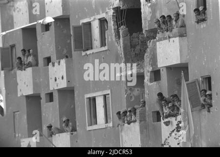 Soldats égyptiens regardant par les fenêtres, les bâtiments à la périphérie de Suez, des trous de balle peuvent être vus dans le mur de la maison, pendant la guerre du Kippour, la guerre du Kippour entre Israël et les États arabes d'Égypte, de Jordanie et de Syrie a duré du 6 octobre à 25 octobre, 1973, Banque D'Images