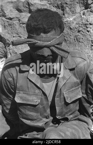 Prisonnier syrien, soldat de l'armée syrienne attaché aveuglé, assis sur le sol, pendant la guerre de Kippour, la guerre de Kippour entre Israël et les États arabes d'Égypte, la Jordanie et la Syrie a duré de 6 octobre à 25 août octobre 1973 Banque D'Images