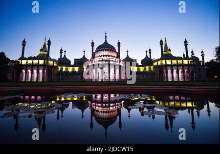 Le Pavillon royal de Brighton se reflète dans l'un des étangs des jardins , Sussex, Royaume-Uni Banque D'Images