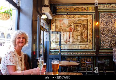 Femmes buvant dans le célèbre pub Ten Bells Spitafield dans l'est de Londres, Angleterre Royaume-Uni où Jack l'Éventreur avait l'habitude de rencontrer ses victimes Banque D'Images