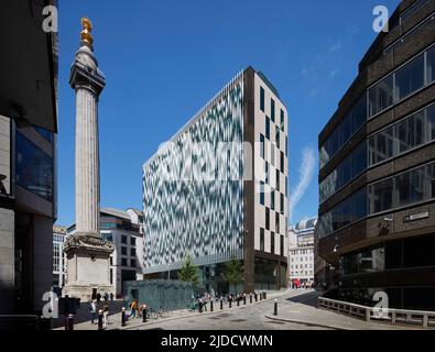 Vue oblique contextuelle du nouveau bâtiment avec Monument. 11-13 Monument Street, Londres, Royaume-Uni. Architecte: Makespace Architects, 2022. Banque D'Images