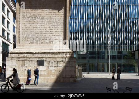 Juxtaposition détaillée de la gravure du Monument et de la façade moderne du bâtiment. 11-13 Monument Street, Londres, Royaume-Uni. Architecte: Makespace architecte Banque D'Images