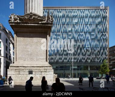 Juxtaposition détaillée de la gravure du Monument et de la façade moderne du bâtiment. 11-13 Monument Street, Londres, Royaume-Uni. Architecte: Makespace architecte Banque D'Images