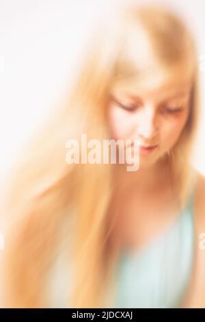 blonde jeune femme portrait soupiré, effet de mouvement flou Banque D'Images