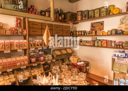 Enkhuizen, pays-Bas, juin 2022. L'intérieur antique d'une épicerie à Enkhuizen au début du 20th siècle. Photo de haute qualité Banque D'Images