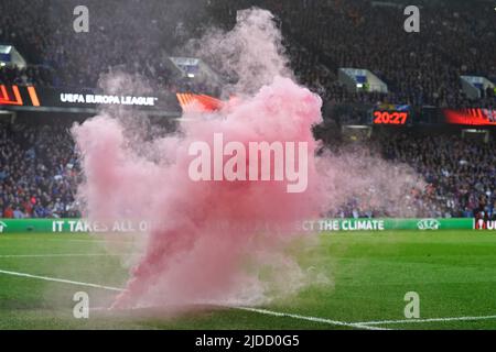 Photo du dossier datée du 05-05-2022 d'une torche lancée sur le terrain. Les Rangers ont été condamnés à une amende de 6 000 euros (5 150 £) pour avoir jeté des objets sur le stand, tandis qu'ils ont encouru une pénalité supplémentaire pour avoir allumé des feux d'artifice lors du match sur 5 mai, que les Écossais ont remporté de 3 à 1. Date de publication : lundi 20 juin 2022. Banque D'Images