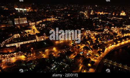 Vue de nuit de la ville de Bakou Boulevard avec des lumières jaunes, vue aérienne de dessus de drone Skyline, Azerbaïdjan, Caucase du Sud Banque D'Images