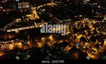 Vue de nuit de la ville de Bakou Boulevard avec des lumières jaunes, vue aérienne de dessus de drone Skyline, Azerbaïdjan, Caucase du Sud Banque D'Images