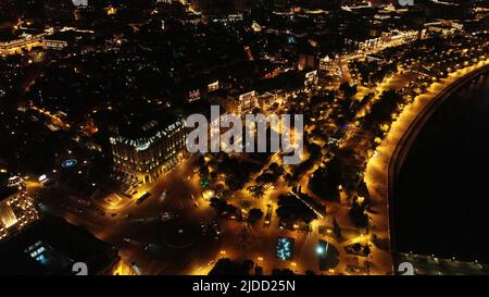 Vue de nuit de la ville de Bakou Boulevard avec des lumières jaunes, vue aérienne de dessus de drone Skyline, Azerbaïdjan, Caucase du Sud Banque D'Images