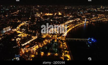 Vue de nuit de la ville de Bakou Boulevard avec des lumières jaunes, vue aérienne de dessus de drone Skyline, Azerbaïdjan, Caucase du Sud Banque D'Images