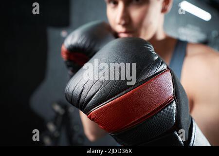 Jeune athlète masculin debout en position de combat Banque D'Images
