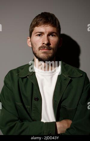 Berlin, Allemagne. 20th juin 2022. Dylan Watson-Brawn, chef canadien, a été nommé chef de l'année par le guide du restaurant « Gault&Millau ». Watson-Brawn gère le restaurant « Ernst » à Berlin-Wedding. Credit: Carsten Koall/dpa/Alay Live News Banque D'Images