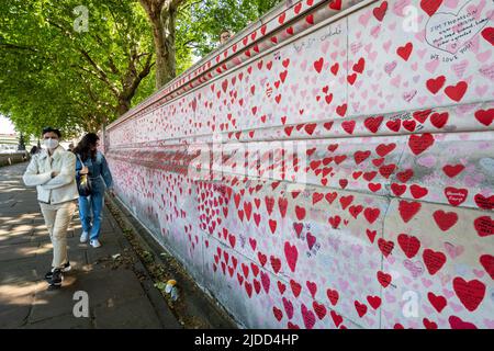 Londres, Royaume-Uni. 20 juin 2022. Les femmes passent devant le mur national du Covid en face des chambres du Parlement. Les données actuelles de l'application de l'étude ZOE Covid montrent que les infections symptomatiques quotidiennes sont passées de 114 030 le 1 juin à 188 369 le 17 juin. Une nouvelle étude du professeur Altmann de l'Imperial College de Londres montre qu'une infection précédente fournit peu de protection contre les infections futures, expliquant la hausse plus importante que prévue des cas observés au cours des trois dernières semaines, provoquée par les sous-variantes BA.4 et BA.5 Omicron. Credit: Stephen Chung / Alamy Live News Banque D'Images