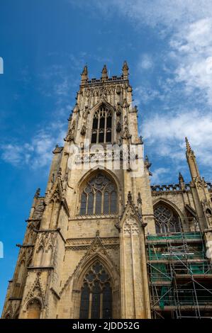 L'une des trois tours de York Minster à York, dans le North Yorkshire, au Royaume-Uni. L'église est en cours de restauration avec échafaudage Banque D'Images