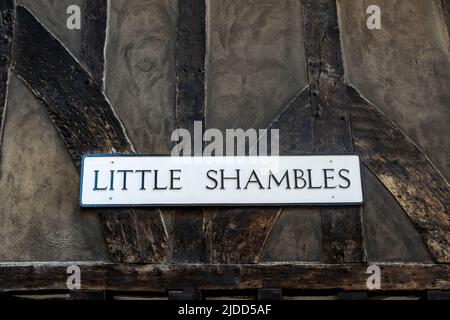 Panneau de rue pour les Little Shambles, une petite voie dans le centre-ville de York Banque D'Images