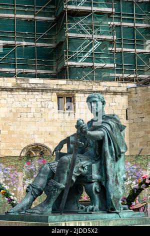 Statue de l'empereur romain Constantine le Grand à l'extérieur de York Minster Banque D'Images