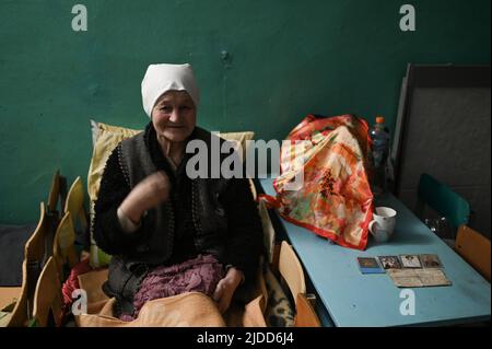 Lysygansk, Ukraine. 19th juin 2022. Un sous-sol d'une école à Lysyssansk est le foyer de plus de 50 résidents locaux qui résident sous terre en raison des craintes de bombardements quotidiens par les forces russes, une femme âgée prie dans son lit. La ville assiégée de Lysygansk a subi des dégâts importants aux infrastructures en raison des actions militaires russes dans la région du Donbass, et des bombardements quotidiens qui en ont résulté. 19 juin 2022. Lysygansk, Ukraine. (Photo par Justin Yau/ Credit: SIPA USA/Alay Live News Banque D'Images