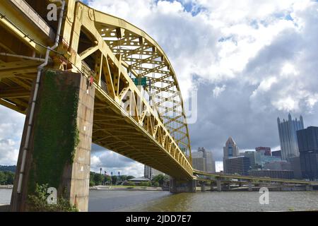 Les gratte-ciel de Pittsburgh vus du quartier Southside Flats Banque D'Images