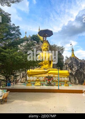 Champathong Cave Meditation Centre ou Thum Jum Pa Thong Priest Camp site, lieu rituel religieux dans le sous-district de Huai Phai dans la province de Ratchaburi Banque D'Images