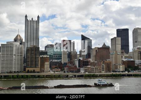 Les gratte-ciel de Pittsburgh vus du quartier Southside Flats Banque D'Images